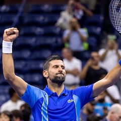 Djokovic le quita el uno a Alcaraz con nocturnidad y rabia