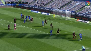 Cuando se desata en banda es maravilloso: Kubo poniendo a bailar a su defensor