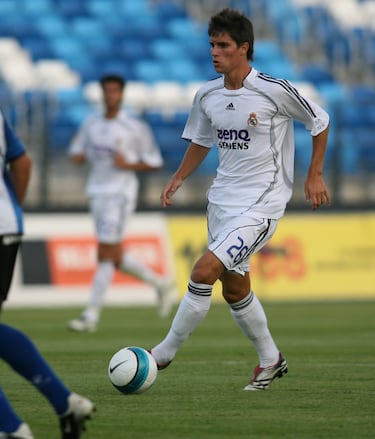 Jugó la temporada 2006-07 con el Castilla, filial del Real Madrid.
