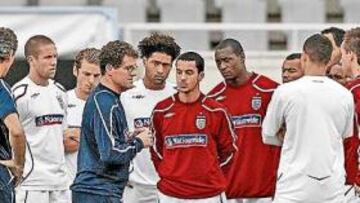<b>HABLADOR. </b>Fabio Capello se dirige a sus jugadores en el último entrenamiento de Inglaterra.