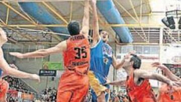 <b>BATALLA Y POCO ACIERTO. </b>Mendiburu y Paraíso luchan por un balón en el derbi de Fuenlabrada.