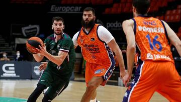 GRAFCVA8570. VALENCIA, 11/10/2020.- El pívot del Valencia Basket, Bojan Dubljevic (c), trata de frenar el avance del escolta del Unicaja, Dario Brizuela, durante el partido de la quinta jornada de la Liga Endesa que han disputado este domingo en la Fonteta. EFE/Miguel Ángel Polo