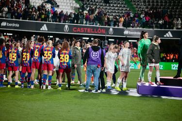 Las jugadoras del Real Madrid suben a recoger la medalla de subcampeonas.
