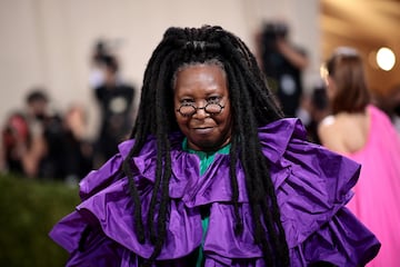 El origen del nombre de Whoopi Goldberg tiene 2 fases. Cuando comenzó en la interpretación, en un grupo de improvisación en teatro, se puso de nombre Whoopy Cushion (en español, Cojín Pedorreta) y al marcharse a Hollywood su madre le sugirió que adoptase un apellido judío, como Goldberg, para que la tomasen en serio.