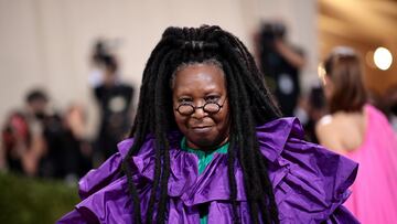 El origen del nombre de Whoopi Goldberg tiene 2 fases. Cuando comenzó en la interpretación, en un grupo de improvisación en teatro, se puso de nombre Whoopy Cushion (en español, Cojín Pedorreta) y al marcharse a Hollywood su madre le sugirió que adoptase un apellido judío, como Goldberg, para que la tomasen en serio.