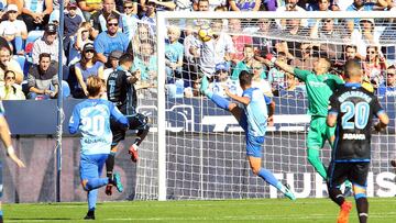 Lucas Pérez, en el instante de marcarle al Málaga de cabeza el gol que en ese momento significaba el 1-1.