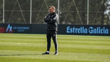 El entrenador Carlos Carvalhal observa un entrenamiento del Celta.