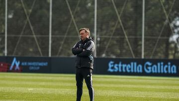 El entrenador Carlos Carvalhal observa un entrenamiento del Celta.