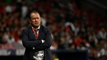 Peru's coach Juan Reynoso watches his players from the touchline during the friendly football match between Morocco and Peru at the Wanda Metropolitano stadium in Madrid on March 28, 2023. (Photo by JAVIER SORIANO / AFP)