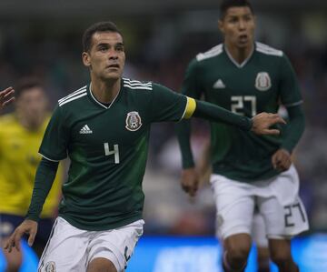 Junto con Hugo Sánchez es uno de los mejores jugadores a lo largo de la historia de la Selección Mexicana. Rafael fue un lideró la zaga defensiva por más de 15 años y en Rusia 2018 alcanzó a la 'Tota' Carbajal con cinco participaciones en Copas del Mundo. Márquez se hizo de un nombre en el fútbol mundial jugando con el Barcelona donde ganó prácticamente todo. En el presente, Edson Álvarez ocupa el número cuatro.