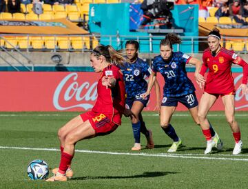 El VAR avisó a Stefannie Frapart de que el balón había impactadfo en la mano de Stefanie van der Gragt dentro del área y señaló el punto de penalti.