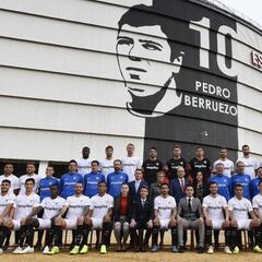 El Sevilla homenajea a Berruezo en su foto oficial