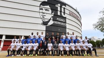 El Sevilla homenajea a Berruezo en su foto oficial