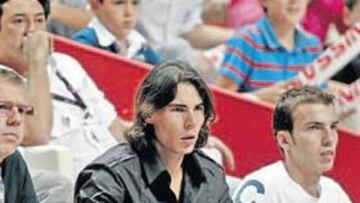 <b>¡VAMOS, ESPAÑA!</b> Rafa Nadal vibró con la Selección española en la grada como un aficionado más.