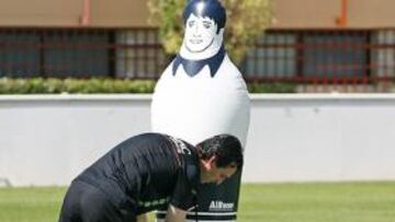 Unai Emery, entrenador del Valencia, mantendrá hasta última hora la duda de quién ocupará el lateral izquierdo del conjunto valenciano en el partido que les enfrentará este sábado al Real Madrid.