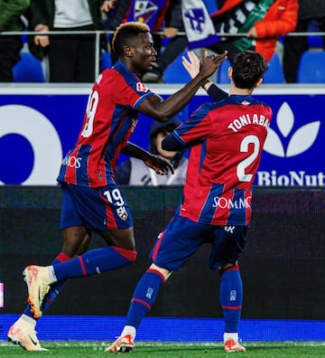 A siete minutos para el final y perdiendo 0-1, Soko se sacó de la chistera un golazo para salvar un punto para el Huesca. El delantero recibió un balón bombeado en el área; y de volea, se sacó un potente disparo que golpeó en el larguero antes de entrar en la portería.