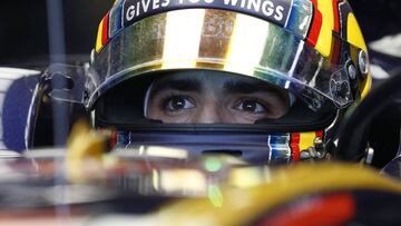 Carlos Sainz subido en el Toro Roso.