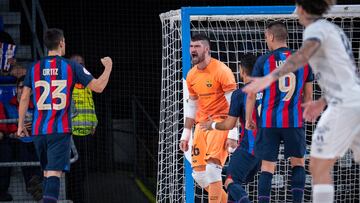 Miquel Feixas celebra una de sus paradas ante el Antequera.