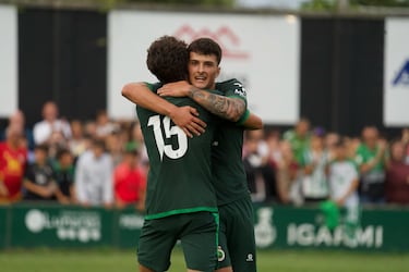 Jeremy y Rodri Ramos levantan la mano