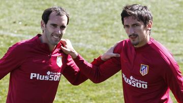 Godín, junto a Savic. Simeone recuperará a su pareja titular.