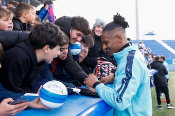 Haller firma autgrafos en la jornada de puertas abiertas del 3 de enero en Butarque. 