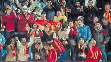 Fernando Torres celebra el gol de penalty.