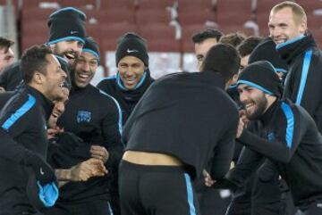 Último entrenamiento del Barcelona antes del partido de Champions League de octavos de final frente al Arsenal 