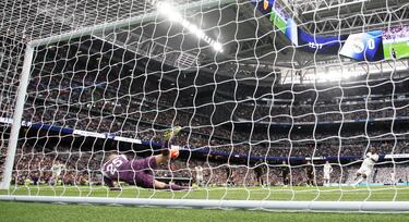 Lanzó el brasileño a su derecha, pero el portero del Valencia le adivinó las intenciones.