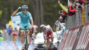 Mikel Landa celebra su victoria por delante de Trofimov y Contador. 