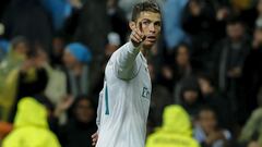 Cristiano almost hit by PSG bottle while celebrating goal