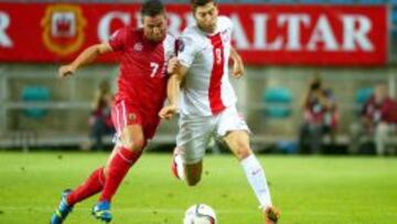 Lee Casciaro y Robert Lewandowski, en el Gibraltar - Polonia.