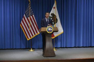 Sacramento (United States), 15/05/2020.- California Governor Gavin Newsom discusses his revised 2020-2021 state budget during a news conference in Sacramento, California, USA, 14 May 2020. (Lanzamiento de disco, Estados Unidos) EFE/EPA/RICH PEDRONCELLI / 