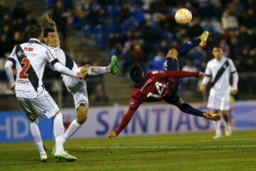 David Llanos intenta marcar de chilena ante Danubio.