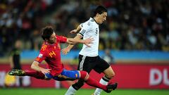 Xabi Alonso, en el partido de semifinales ante Alemania, en el Mundial de 2010 en Sudáfrica, intenta parar a Özil.