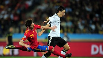 Xabi Alonso, en el partido de semifinales ante Alemania, en el Mundial de 2010 en Sudáfrica, intenta parar a Özil.