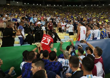 ¡Dibu Martinez pierde los papeles y agrede a un polícia brasileño en plena carga!