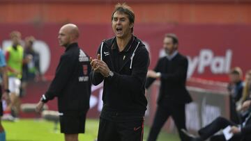 Lopetegui anima a sus jugadores. 