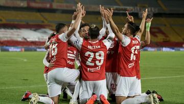 Jugadores de Santa Fe celebran un gol en el estadio El Campín