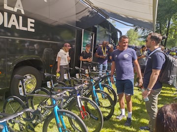 El mecánico del Decathlon AG2R La Mondiale Luis Lamas muestra las bicicletas Van Rysel del equipo Decathlon AG2R La Mondiale en el Tour de Francia