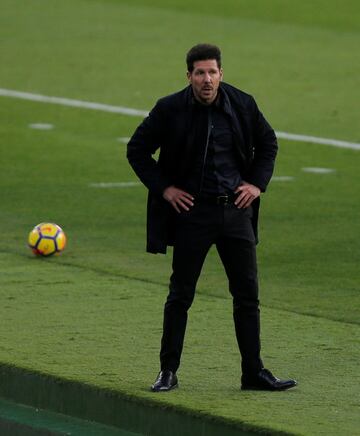 Soccer Football - La Liga Santander - Real Betis vs Atletico Madrid - Estadio Benito Villamarin, Seville, Spain - December 10, 2017 Atletico Madrid coach Diego Simeone