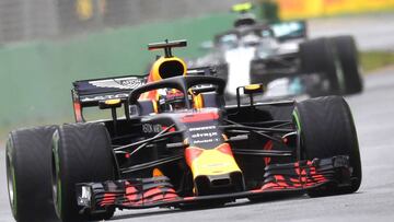 Red Bull's Australian driver Daniel Ricciardo (front) leads Mercedes' Finnish driver Valtteri Bottas around the Albert Park circuit during the third Formula One practice session in Melbourne on March 24, 2018, ahead of the Formula One Australian Grand Prix. / AFP PHOTO / Paul Crock / -- IMAGE RESTRICTED TO EDITORIAL USE - STRICTLY NO COMMERCIAL USE --