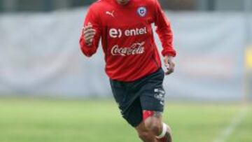 Una imagen decidora: Vargas al menos ya juega con la pelota.