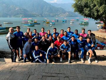 Los jugadores del Cacereño, justo cuando quedaba una semana para recibir al Madrid, posan en Nepal.