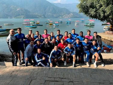 Los jugadores del Cacereño, justo cuando quedaba una semana para recibir al Madrid, posan en Nepal.