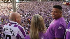 VALLADOLID, 27/05/2024.- El propietario del Real Valladolid, el brasileño Ronaldo (d) y el alcalde de la ciudad vallisoletana, Jesús Julio Carnero, celebran hoy lunes el ascenso del equipo de pucela a Laliga EA Sports. EFE / Nacho Gallego.
