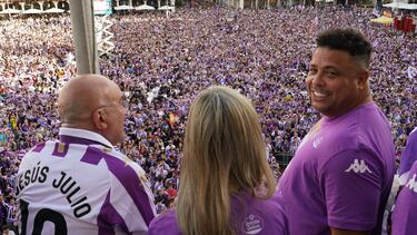 VALLADOLID, 27/05/2024.- El propietario del Real Valladolid, el brasileño Ronaldo (d) y el alcalde de la ciudad vallisoletana, Jesús Julio Carnero, celebran hoy lunes el ascenso del equipo de pucela a Laliga EA Sports. EFE / Nacho Gallego.