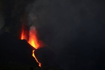 Las autoridades han mantenido a unas 3.500 personas confinadas hasta la por la nube tóxica generada por el contacto de la colada con una cementera. Según el último informe del Instituto Geográfico Nacional, se han registrado un total de 64 movimientos sísmicos en la zona de La Palma, de los cuales seis se hicieron notar en la localidad insular
