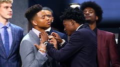 De&#039;Aaron Fox le coloca la pajarita a Markelle Fultz.