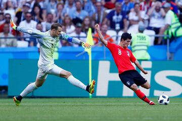 El jugador surcoreano Ju Se-jong le roba el balón a Neuer y lo lanza hacia la portería alemana.
