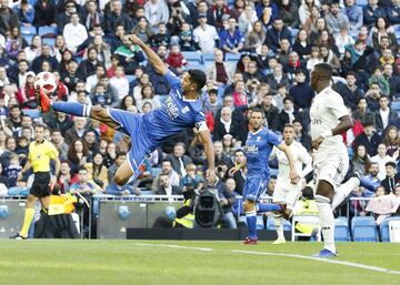 El jugador del Melilla Mahanan despeja el balón ante el jugador del Real Madrid Vinicius. 

